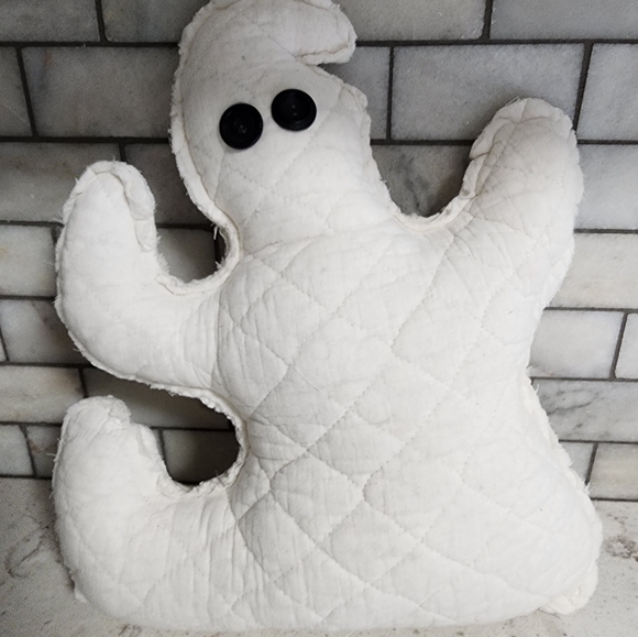 Upcycled vintage quilt ghost pillow with vintage button eyes - Picture 3 of 6